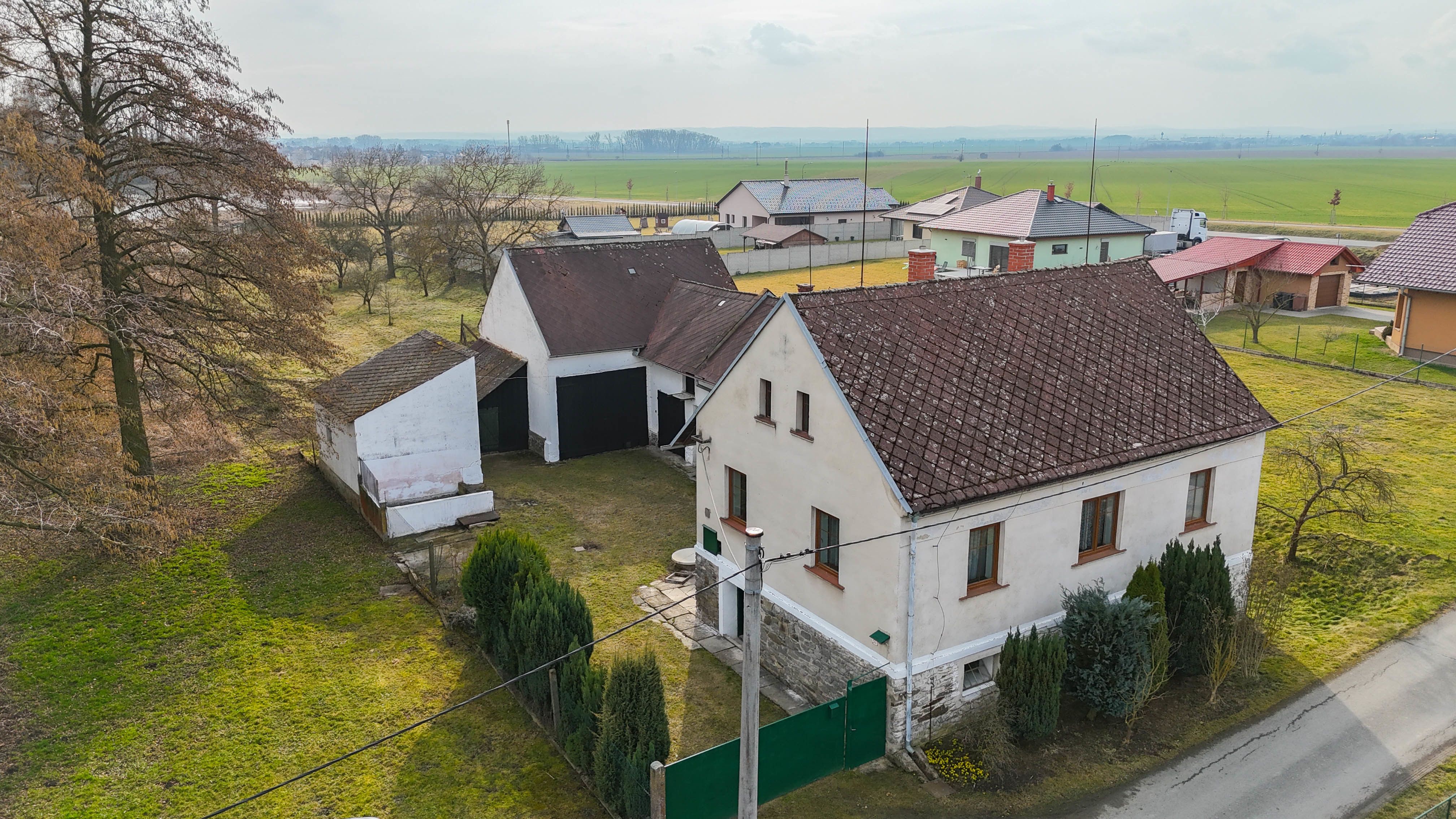 Prodej rodinného domu s hospodářským zázemím v Haukovicích - titulní obrázek