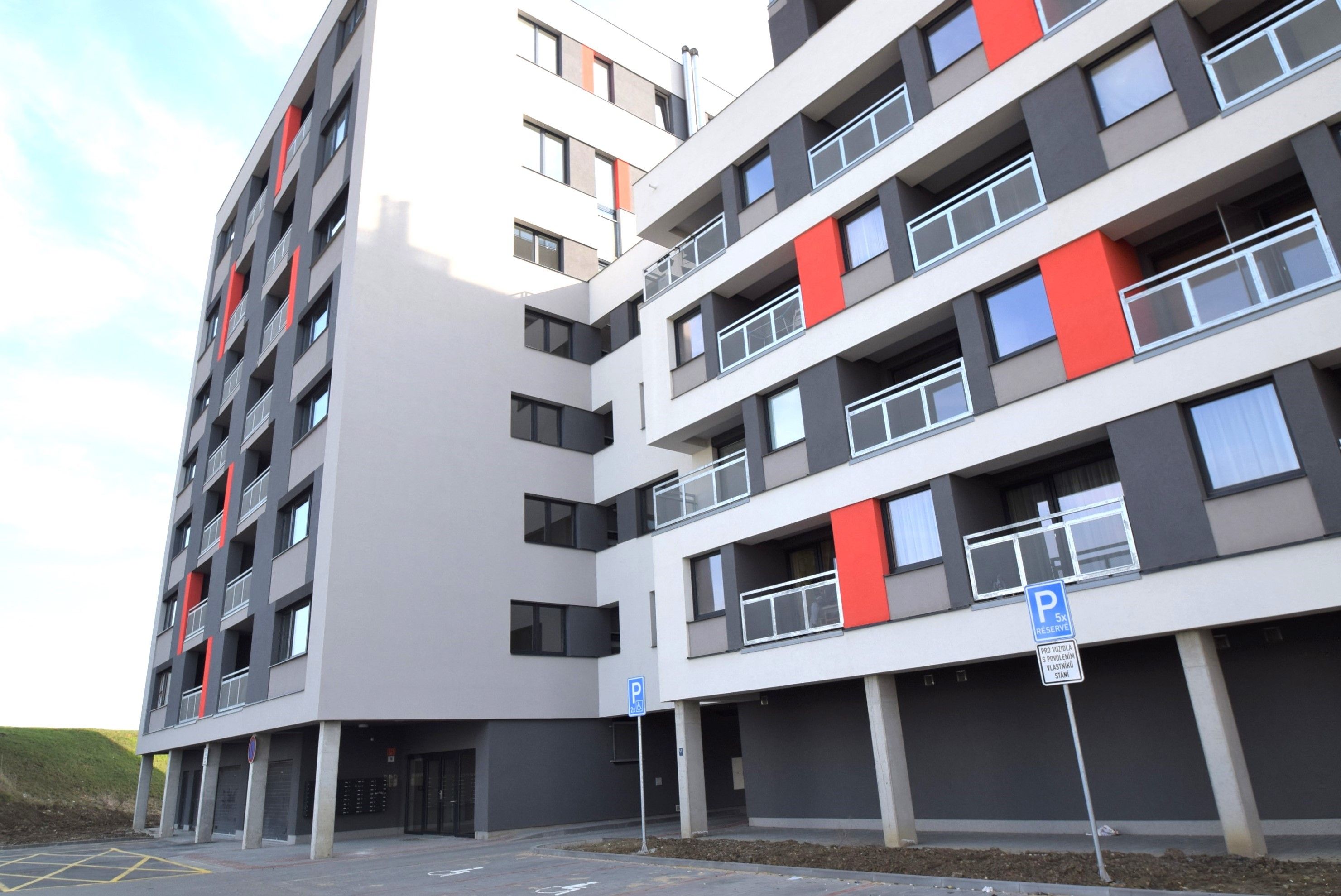Pronájem pěkného bytu 2+kk a gar.stání, v Olomouci, Gen.Píky - titulní obrázek